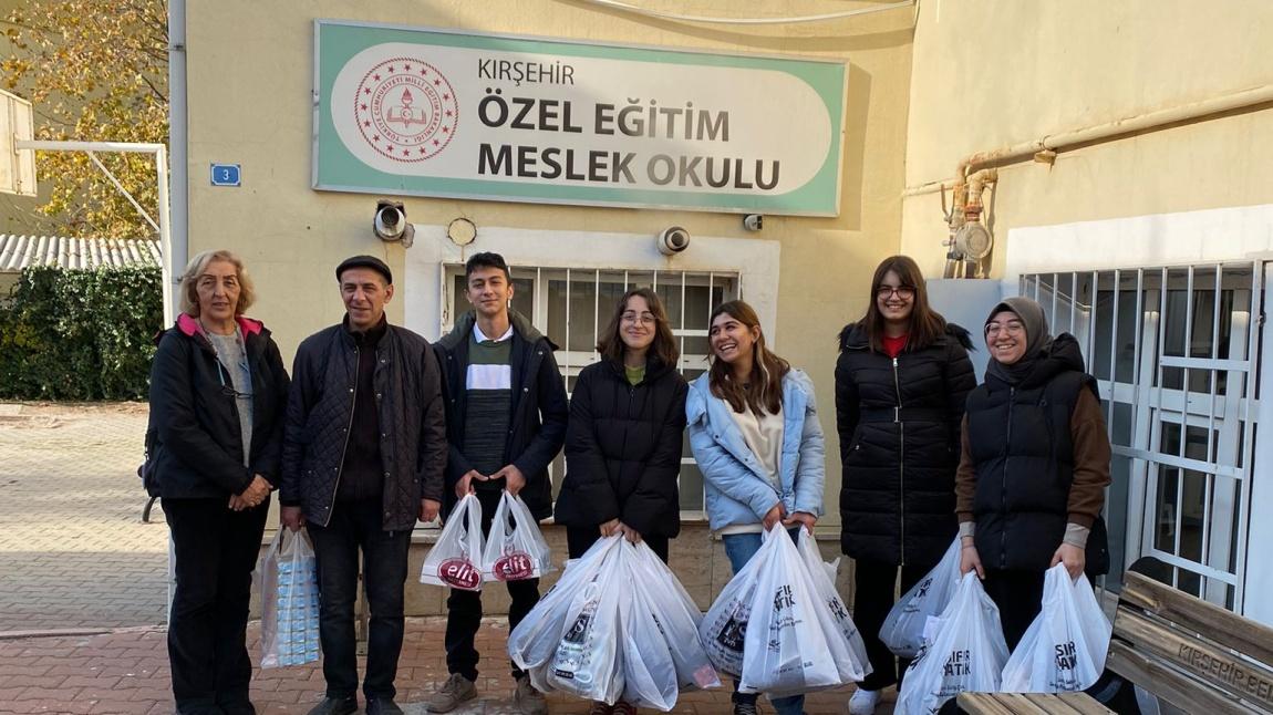 Hacı Fatma Erdemir Anadolu Lisesi olarak Engelli Haftası nedeniyle Kırşehir Özel Eğitim Meslek okulu öğrencilerini ziyaret ettik