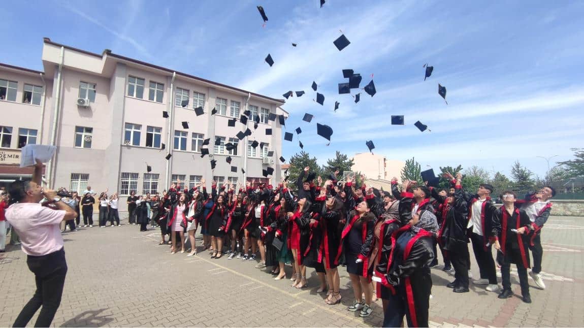 Geleceğe Adım Attılar: Mezuniyet Coşkusu Göz Doldurdu